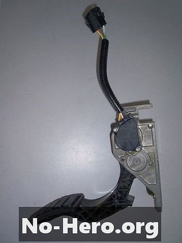 P2135 - Sensor de posição do pedal do acelerador (APP) / posição do acelerador (TP) / interruptor A / B - correlação de tensão